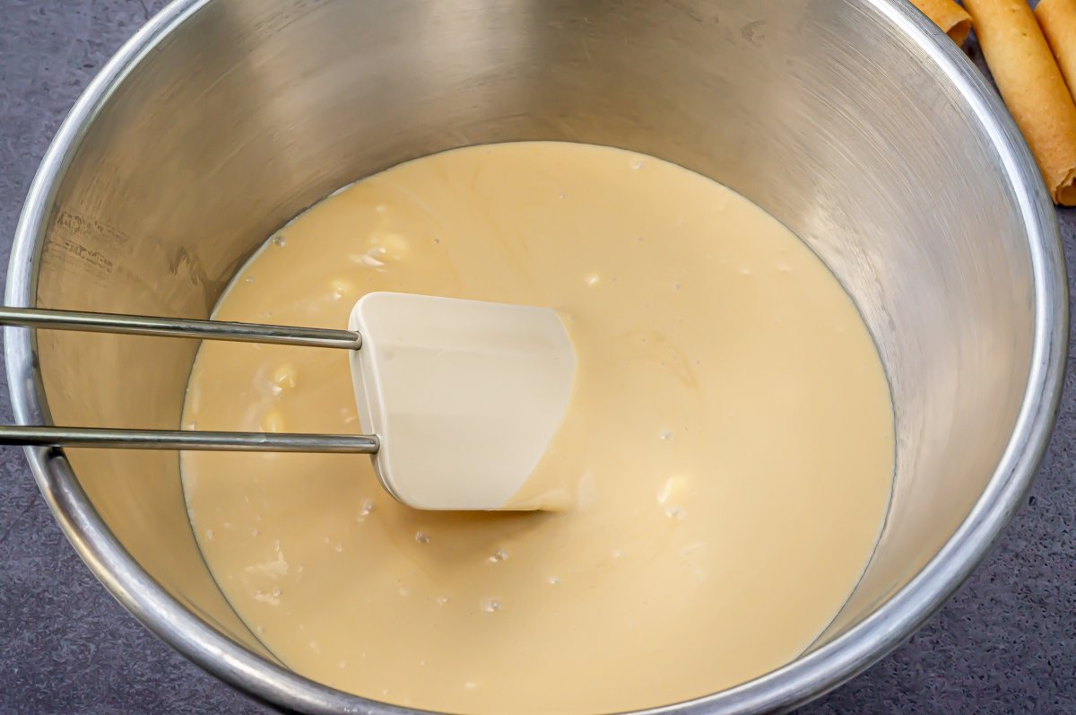 Add the cream to the dulce de leche