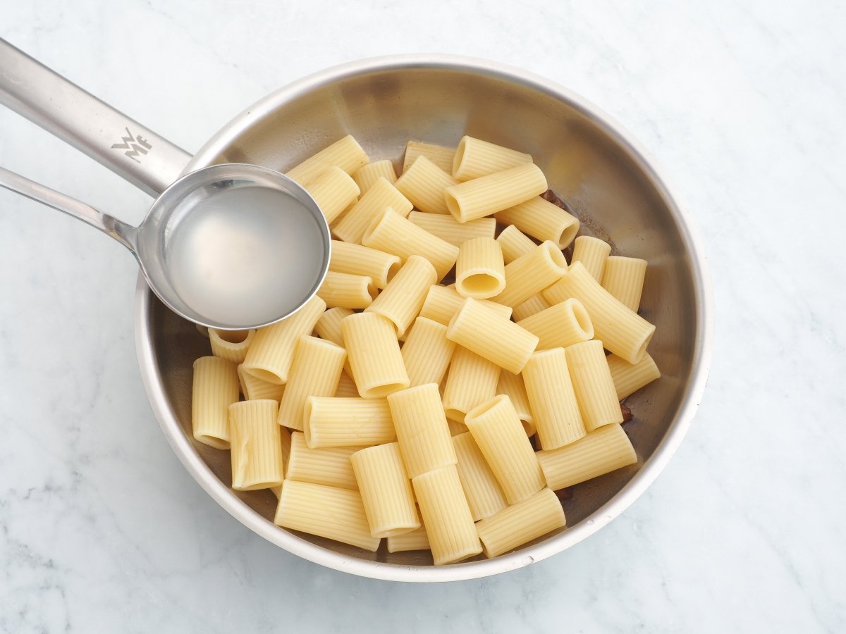 Incorporar la pasta y agua de cocción