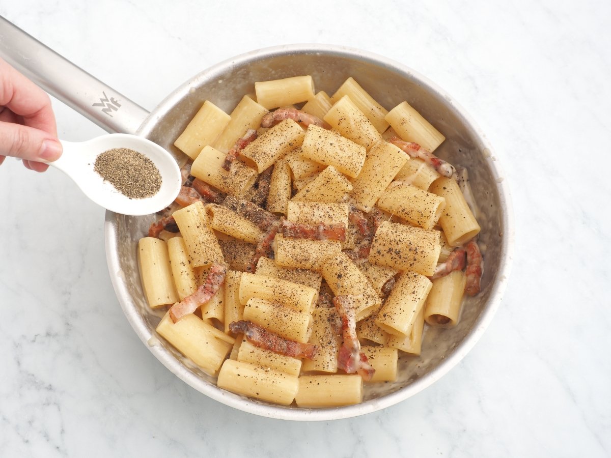 Incorporar la pimienta negra molida