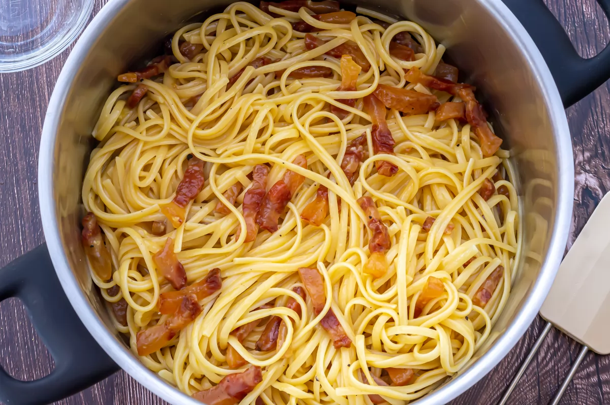 Incorporar la salsa carbonara a la pasta