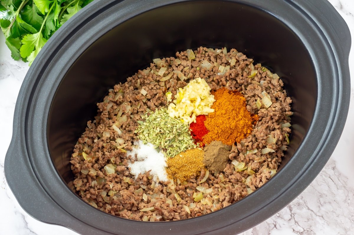 Incorporar las especias del chili con carne en Crock Pot