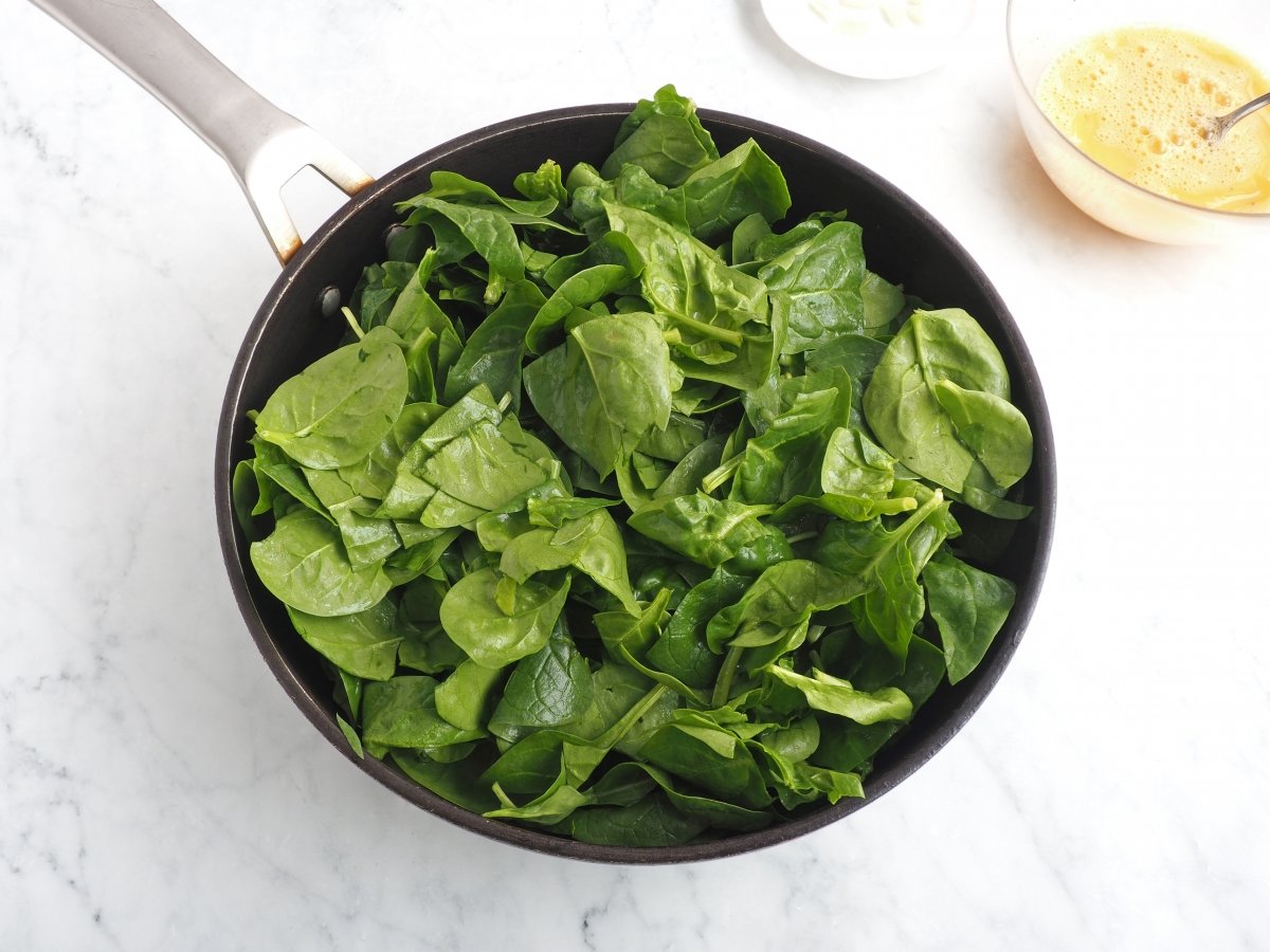 Incorporar las espinacas a la sartén
