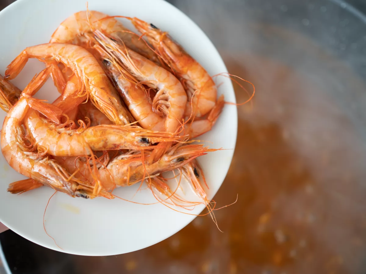 Incorporar las gambas para el arroz con gambas