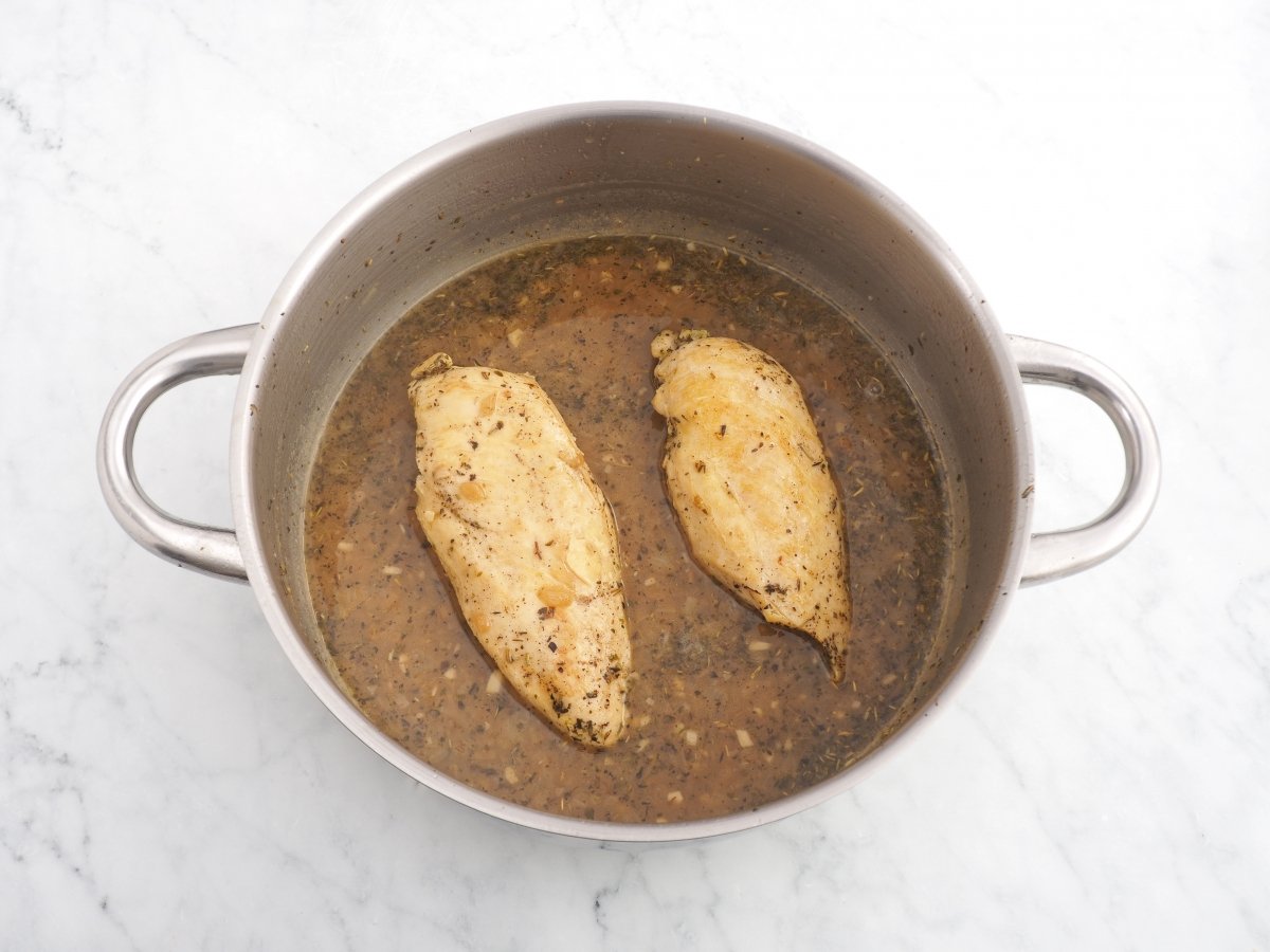 Incorporar las pechugas de pollo en la salsa