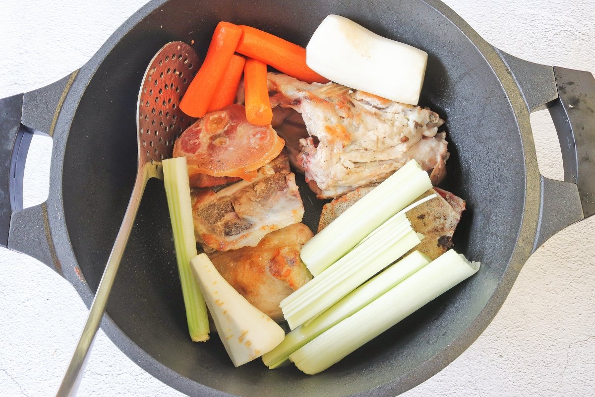 Incorporar las verduras para la sopa de Navidad