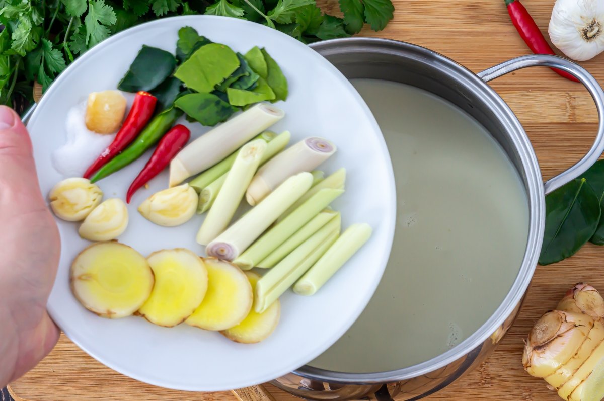 Incorporar los aromáticos de la sopa tom kha kai