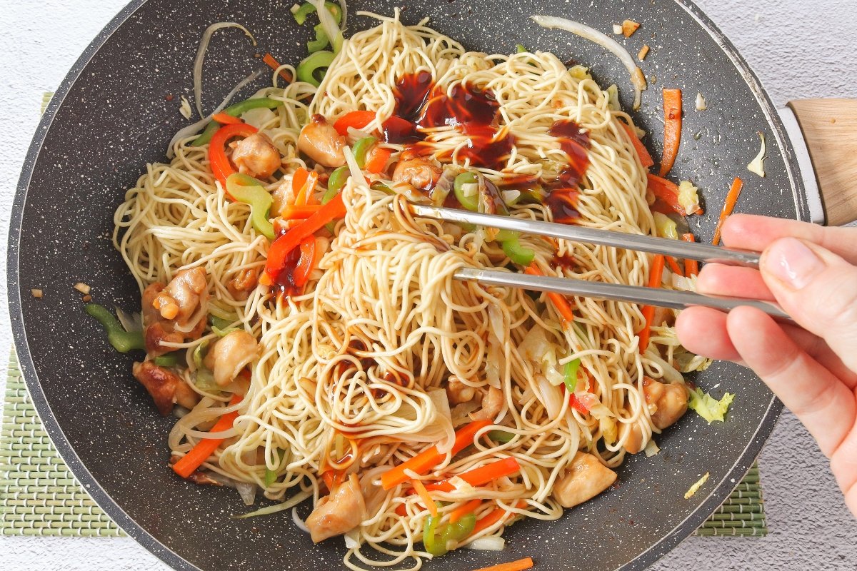 Incorporar los fideos y el aliño al chow mein