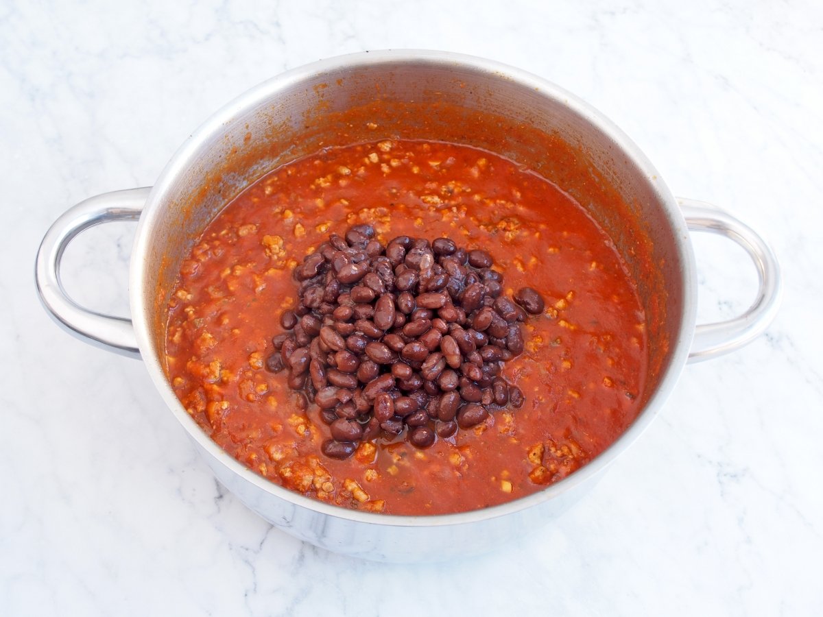 Incorporar los frijoles al chili con carne
