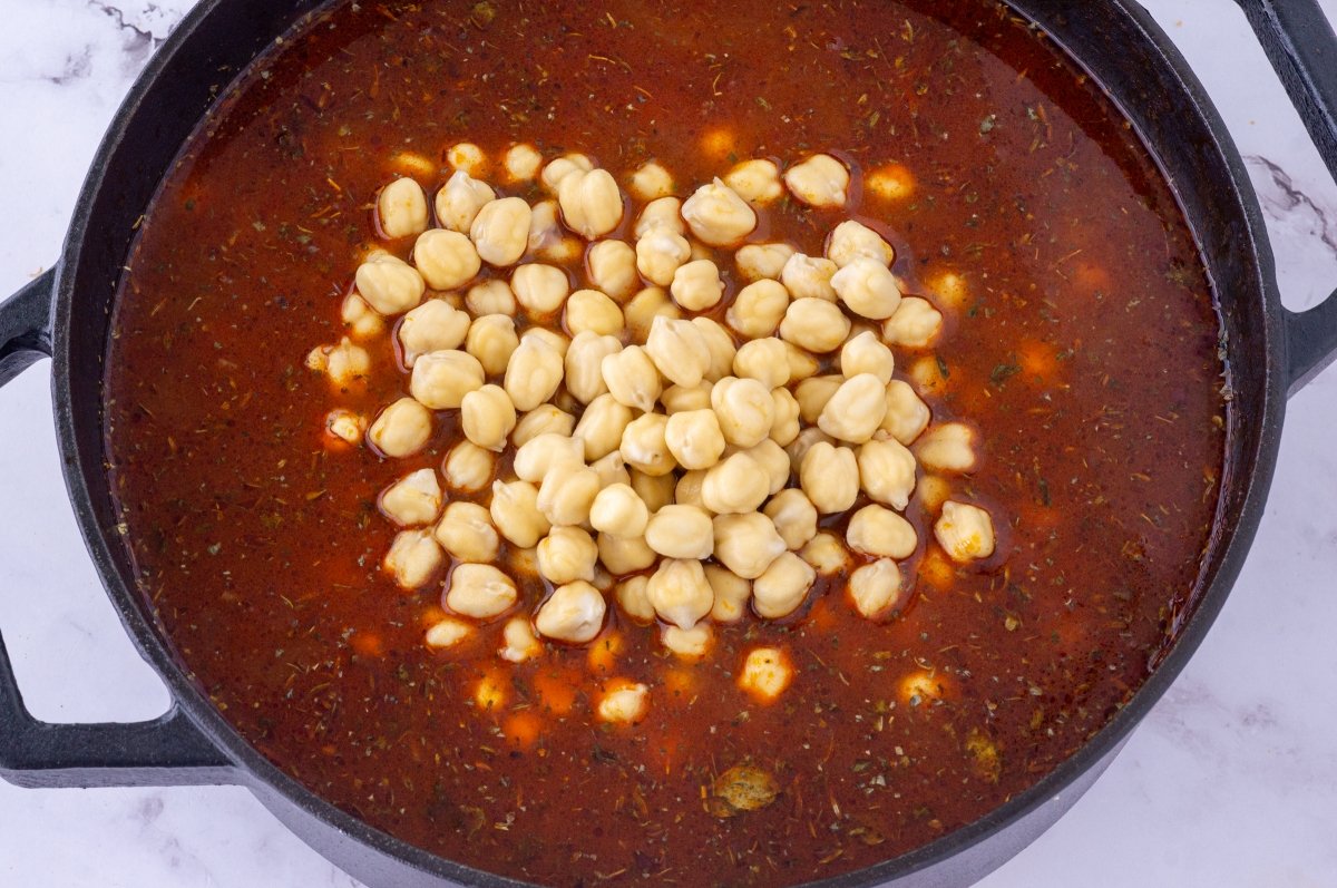 Incorporar los garbanzos para estilo turco