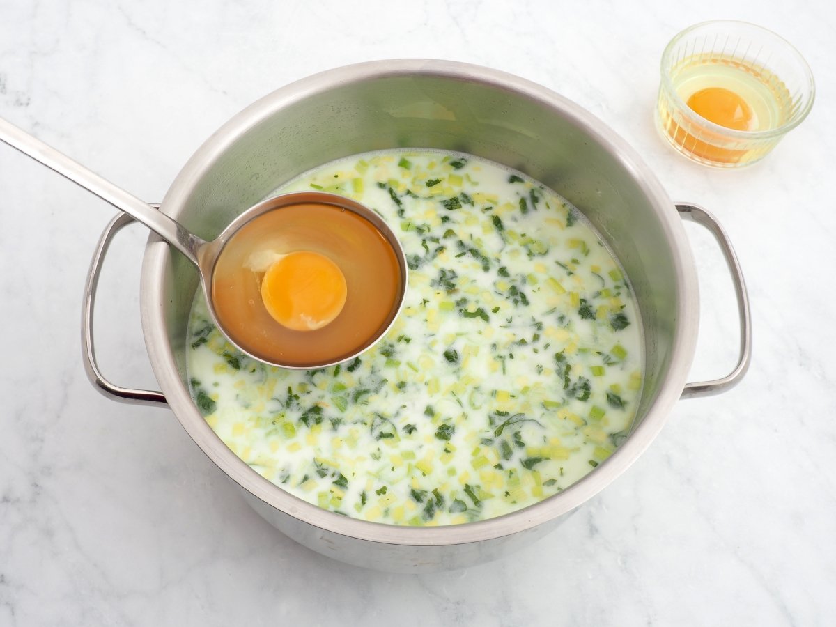 Incorporar los huevos a la cazuela