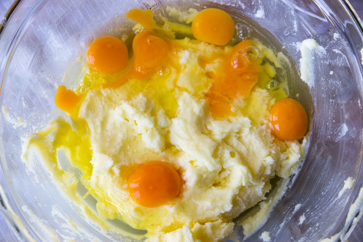 Incorporar los huevos para hacer la masa de los sobaos pasiegos