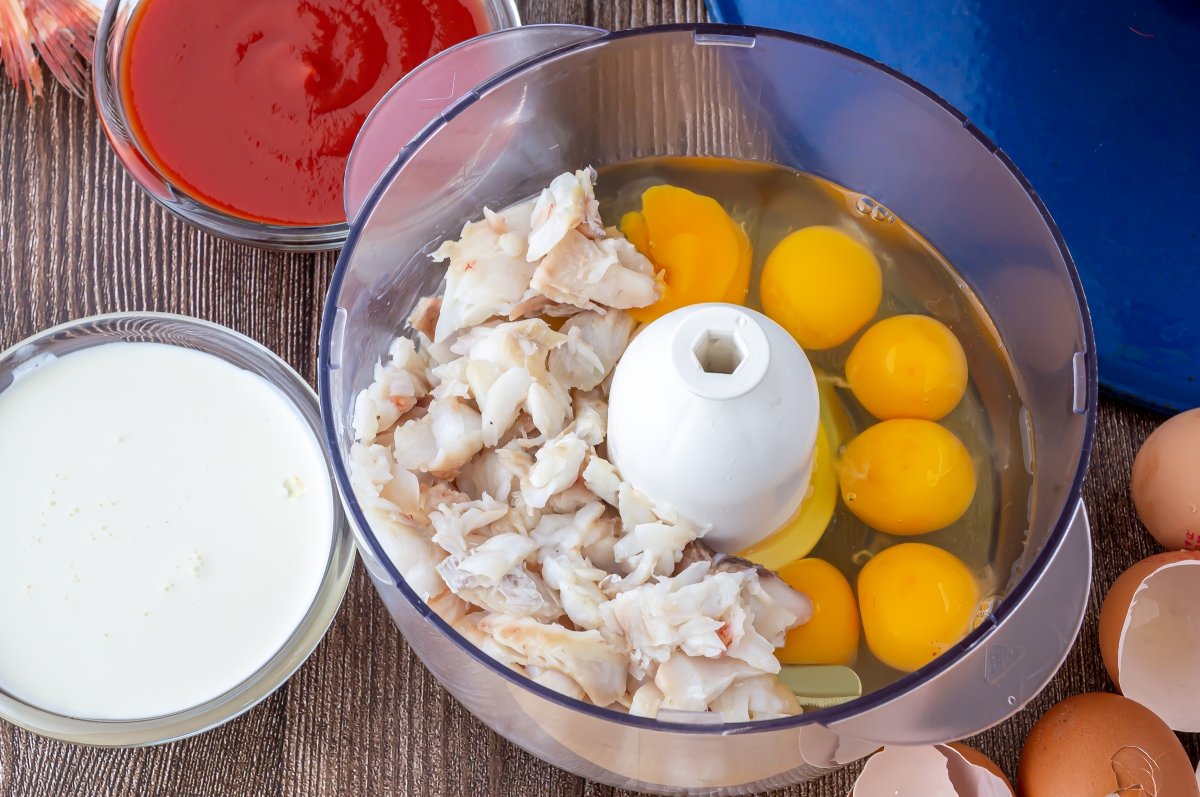 Incorporar los huevos para hacer la masa para el pastel de cabracho