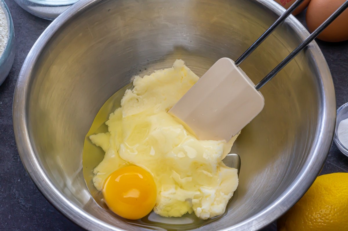 Incorporar los huevos uno a uno