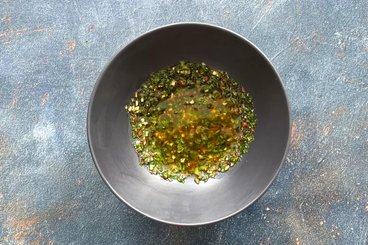 Choripán 4 Incorporar los ingredientes líquidos al chimichurri *
