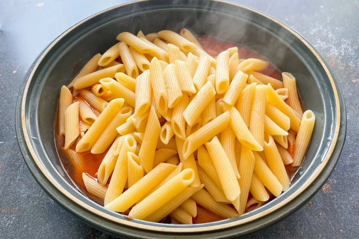 Incorporar los macarrones ya cocidos *