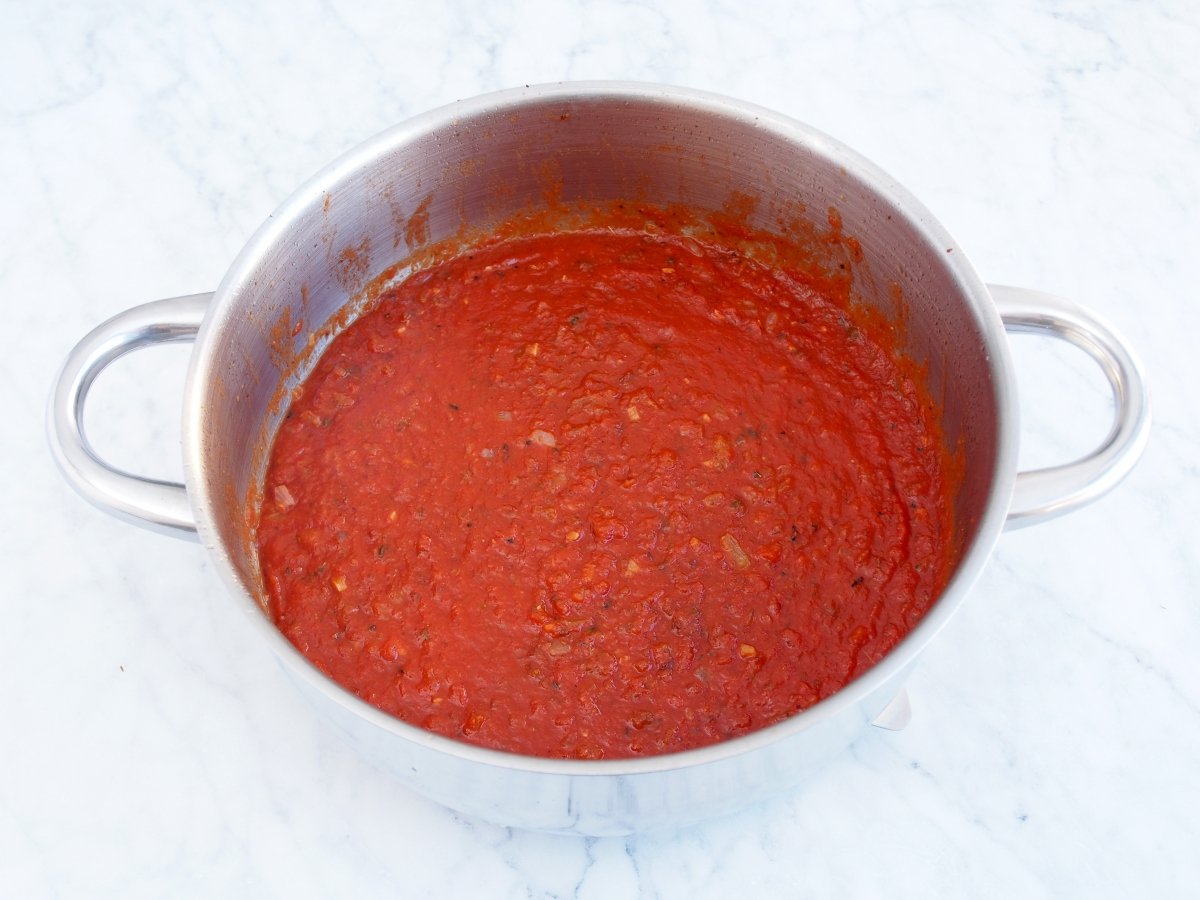 Incorporar los tomates en conserva a la cazuela