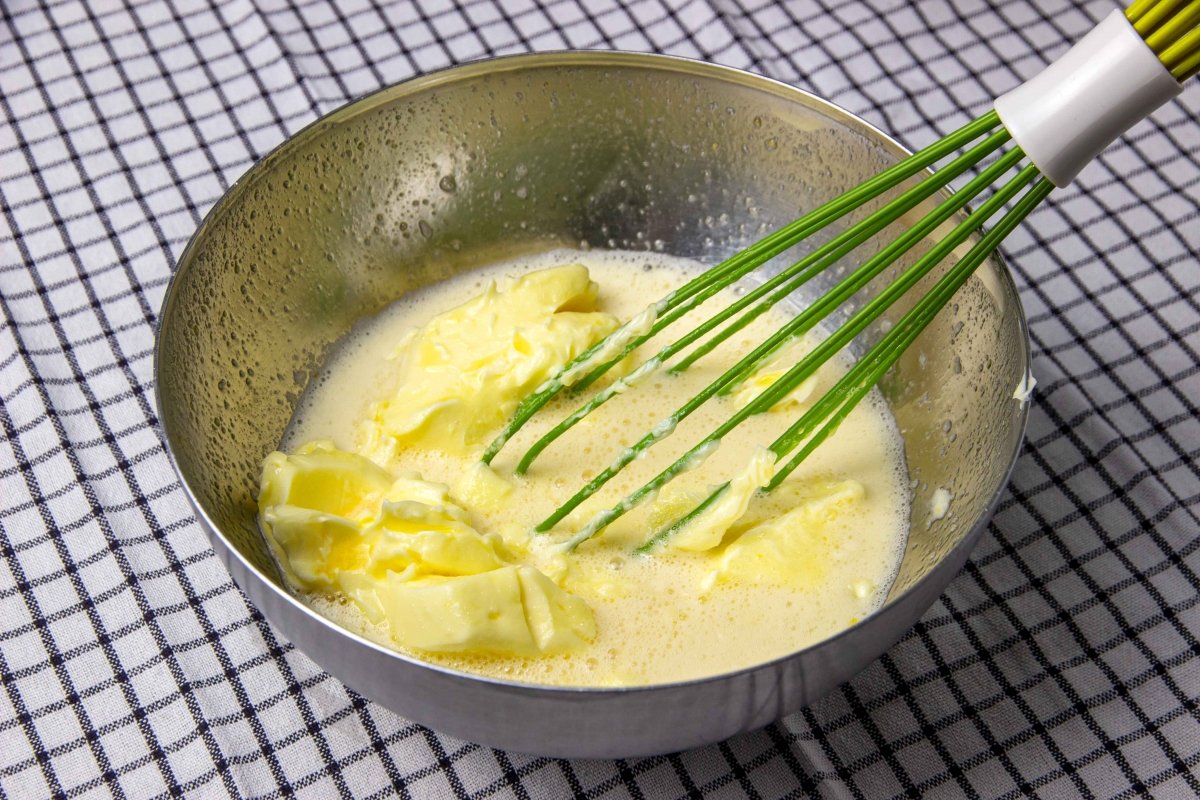 Incorporar mantequilla a la mezcla para el bizcocho de mantequilla