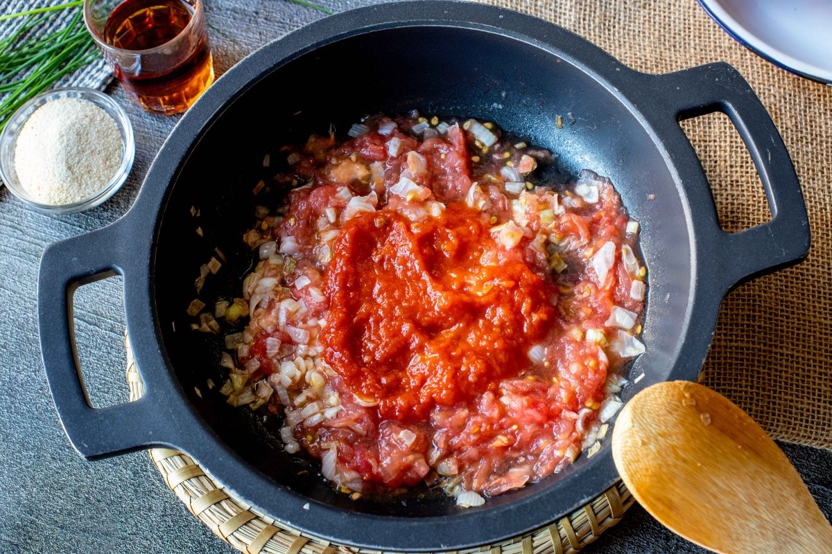 Incorporar tomate, salsa de tomate y cocinar para el changurro a la donostiarra
