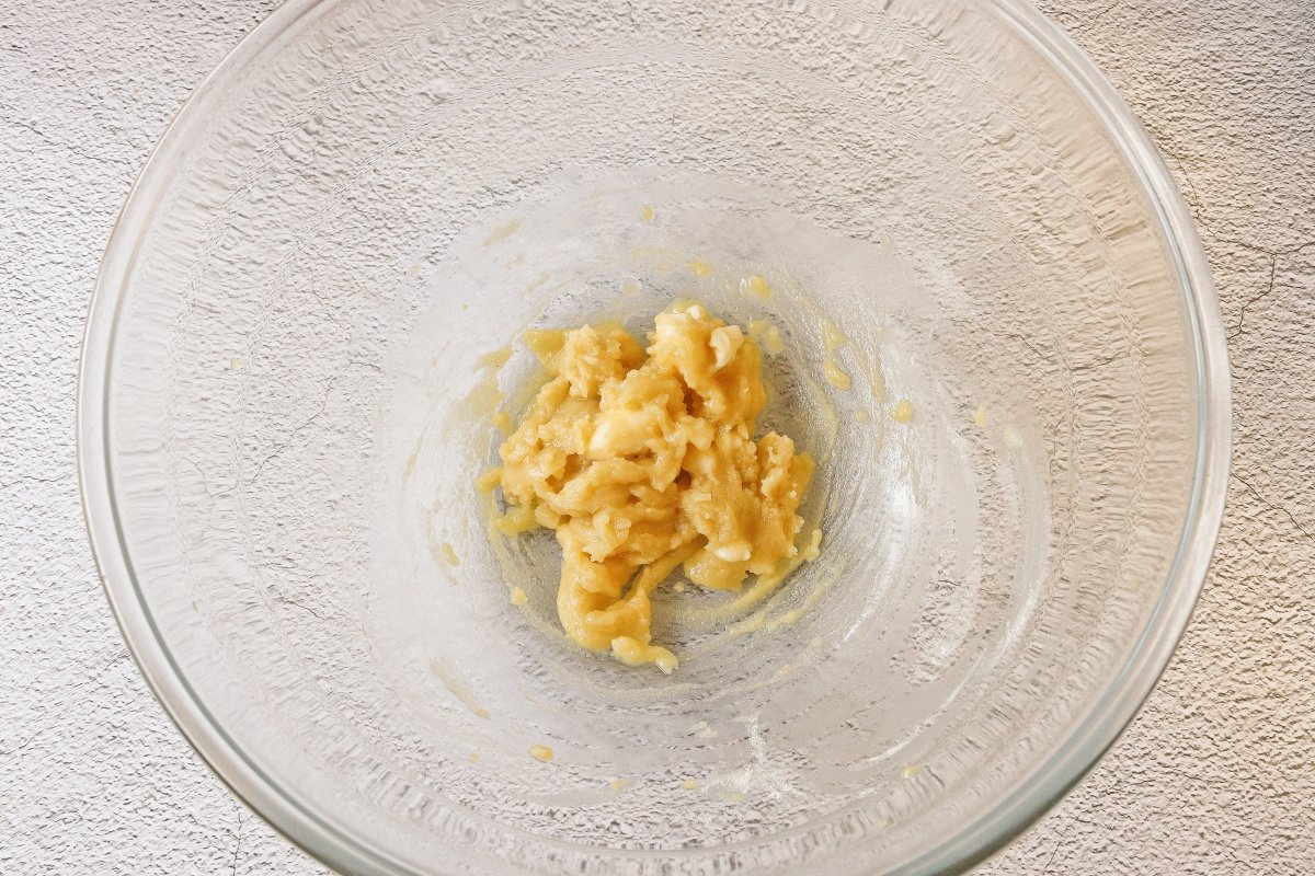 Incorporar y cocinar la harina de la bechamel para los canelones en freidora de aire