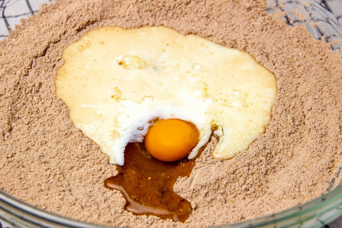 Incorporar y mezclar ingredientes líquidos con los secos para hacer muffins de chocolate