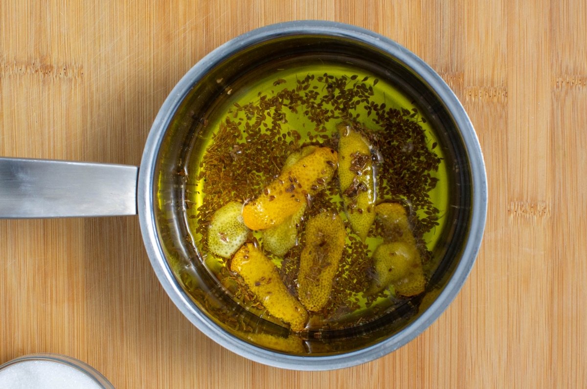 Infusionar aceite para huesillos extremeños