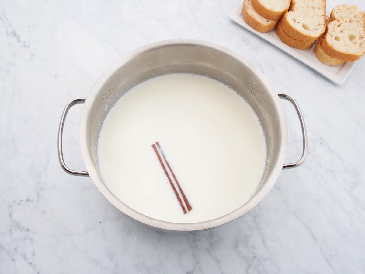 Infusionar la leche con la canela para la sopa de almendras