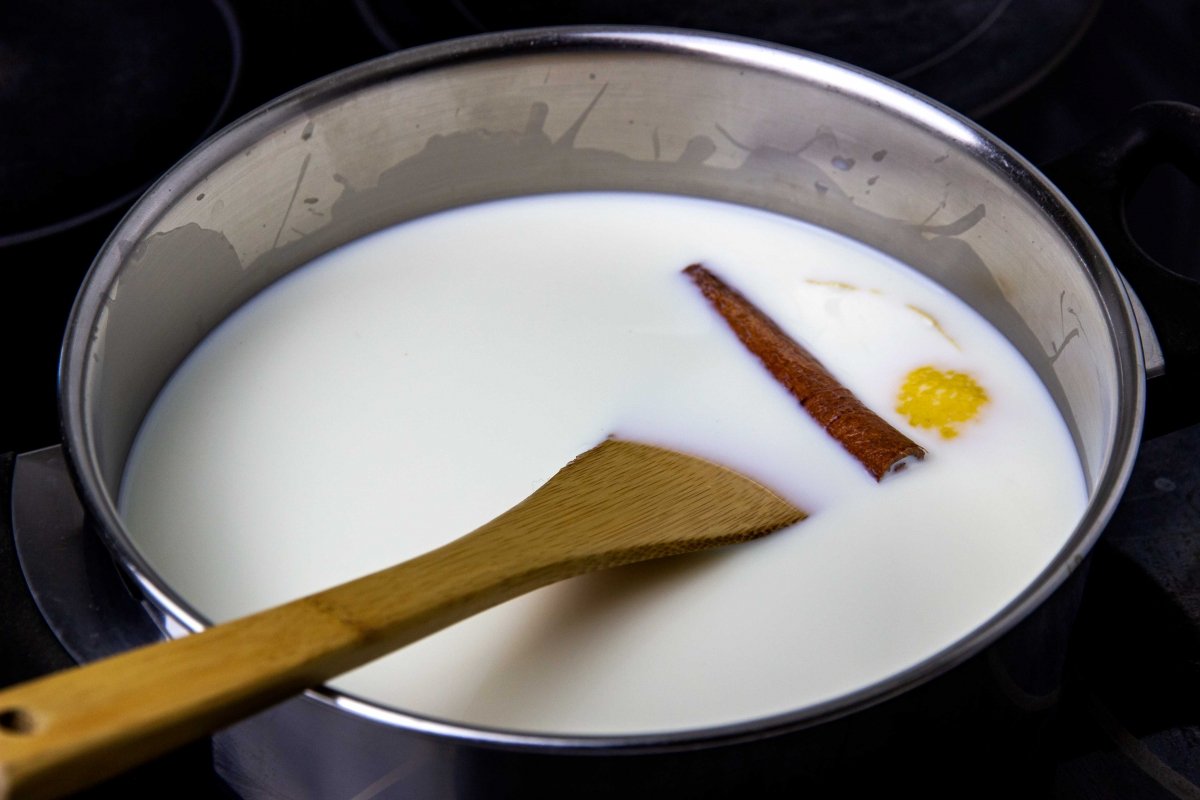 Infusionar la leche para hacer la leche merengada
