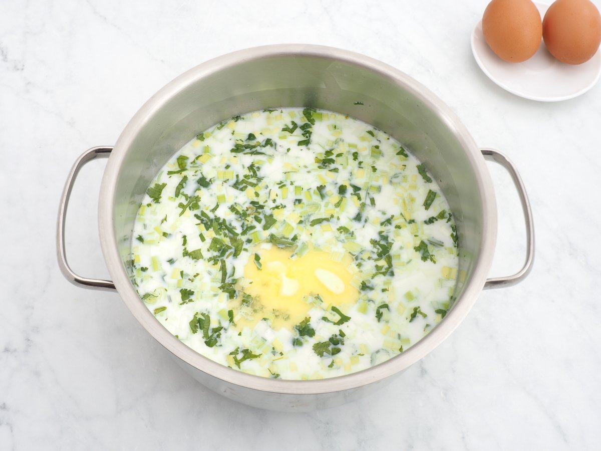 Infusionar la leche y el agua con la cebolla y el cilantro