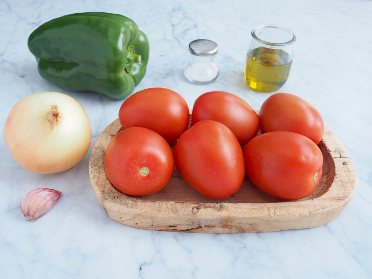 Ingredientes de fritada de tomates y pimientos