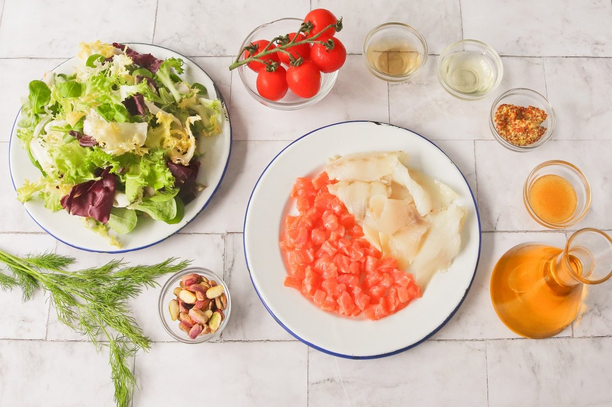 Ingredientes de la ensalada de ahumados