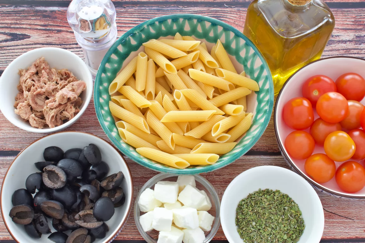 Ingredientes de la ensalada de macarrones fría