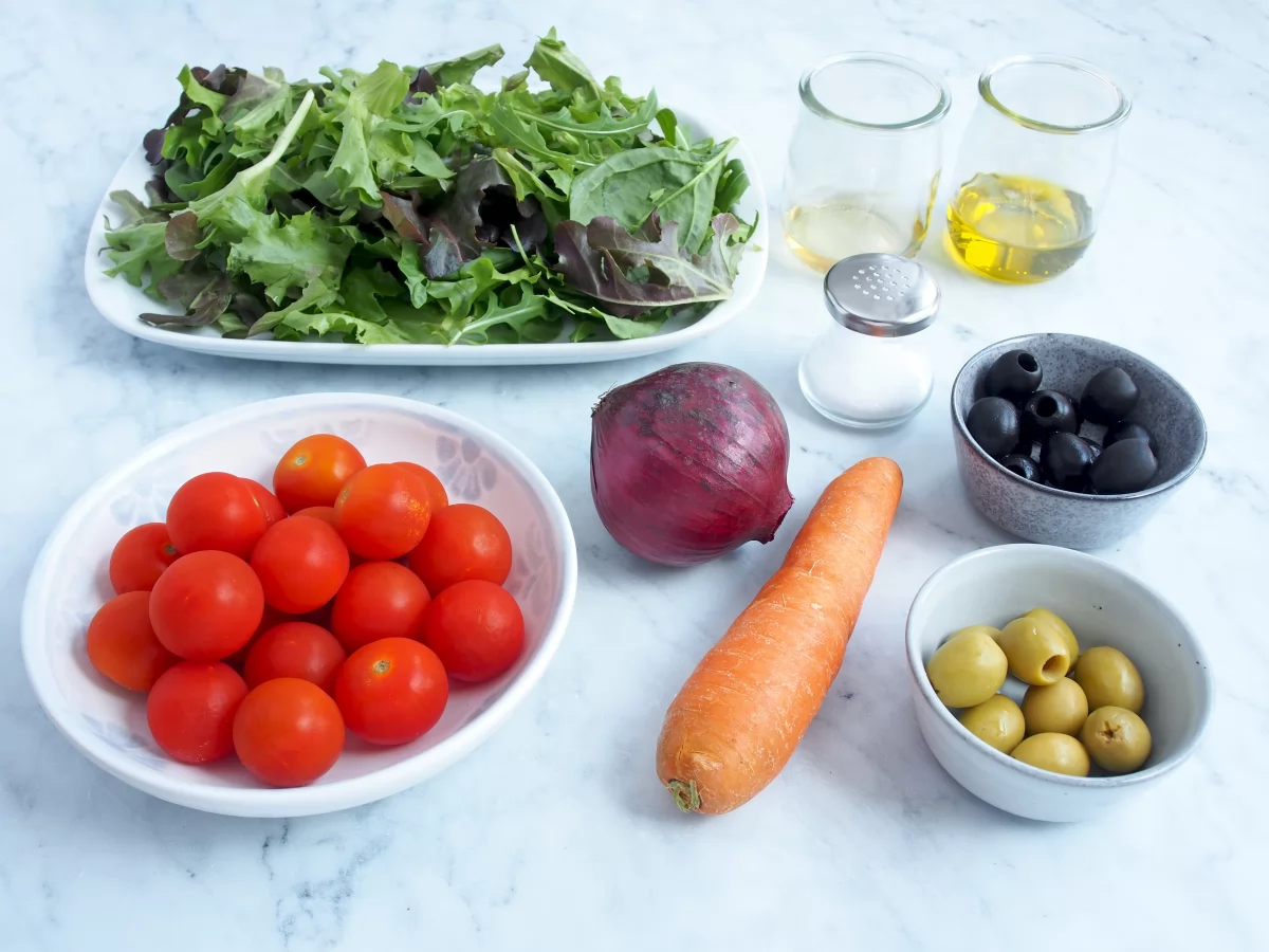 Ingredientes para la ensalada mediterránea