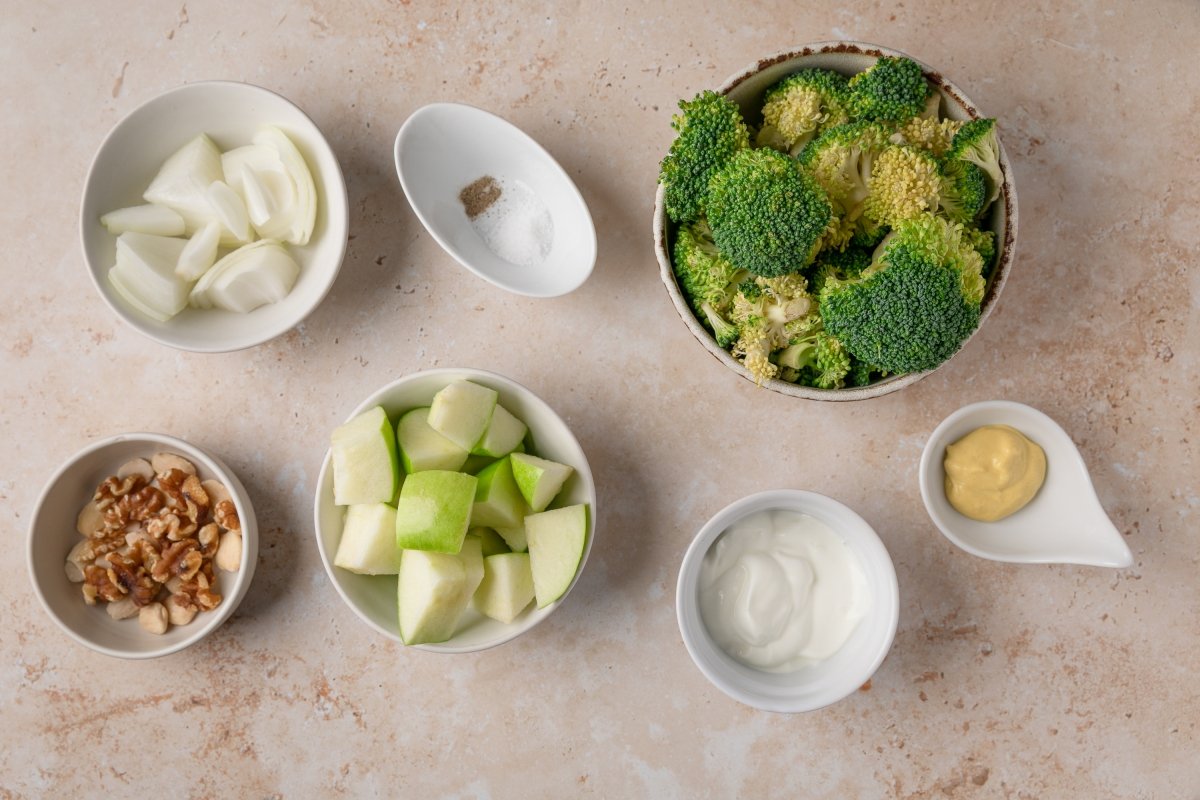 Ingredientes de la ensalada rápida de brócoli en Thermomix