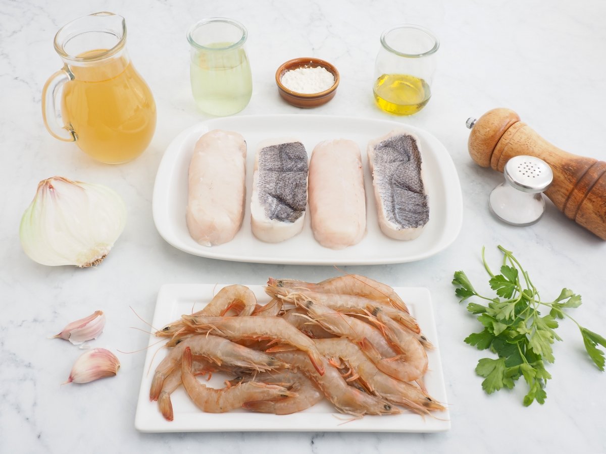 Ingredientes de la merluza con gambas