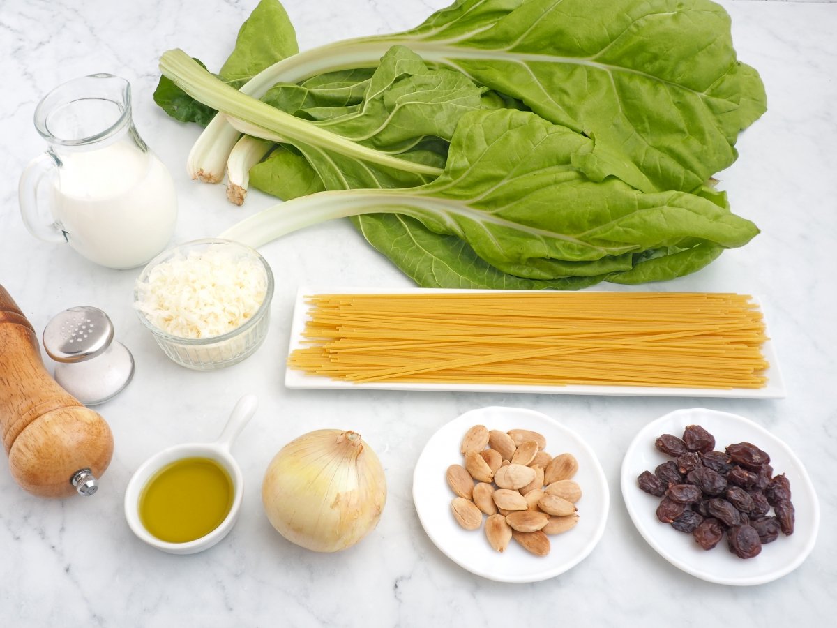 Ingredientes de la pasta con acelgas