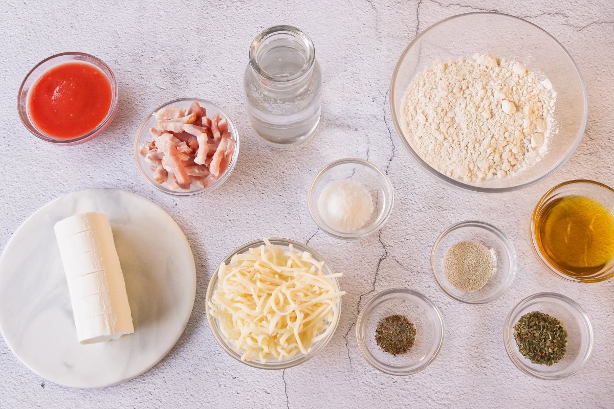 Ingredientes de la pizza de queso de cabra y bacon
