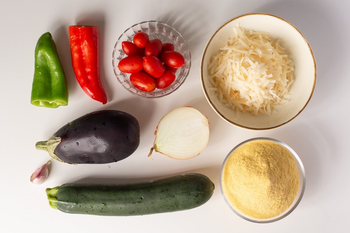 Ingredientes de la polenta con verduras y queso