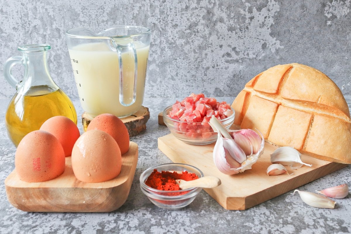 Ingredientes de la sopa castellana con huevo escalfado o poché
