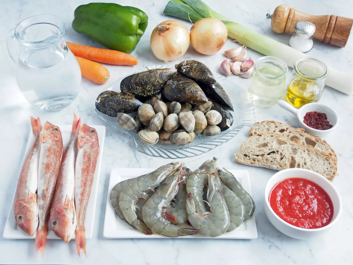 Ingredientes para elaborar la sopa de pescado con salsa rouille y croutons crujientes