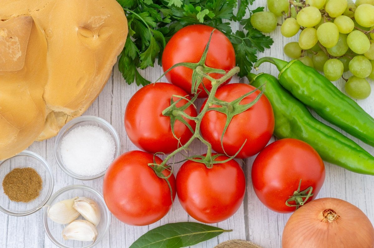 Ingredientes de la sopa de tomate extremeña