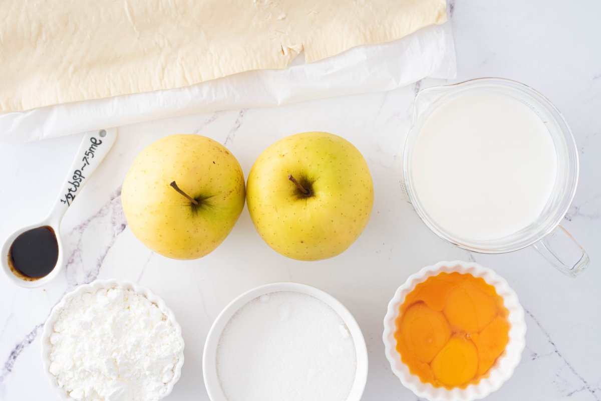 Ingredientes de la tarta de manzana con crema pastelera