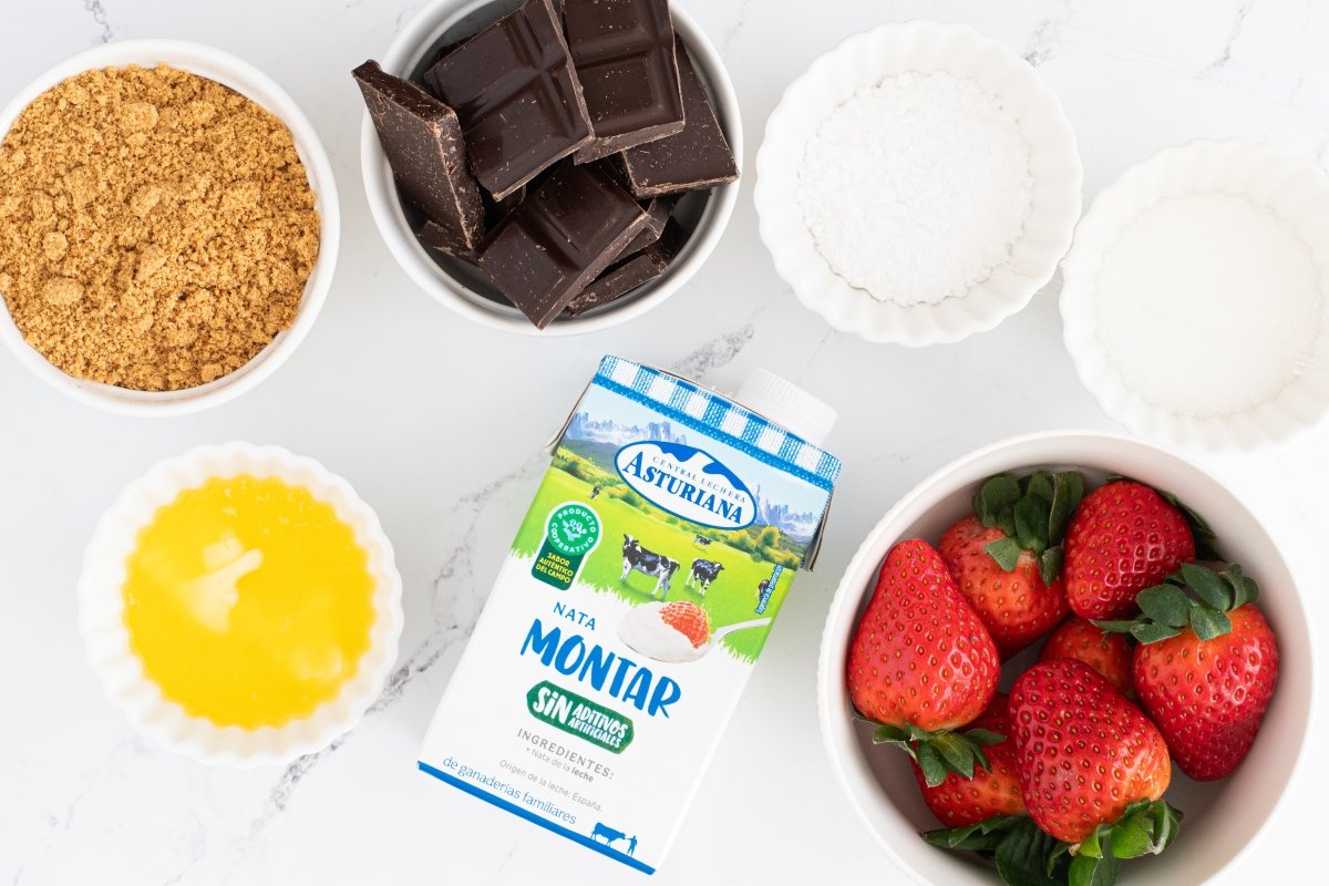Ingredientes de la tarta mousse de fresas con chocolate