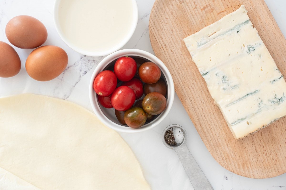 Ingredientes de la tarta salada de queso Gorgonzola y tomates cherry