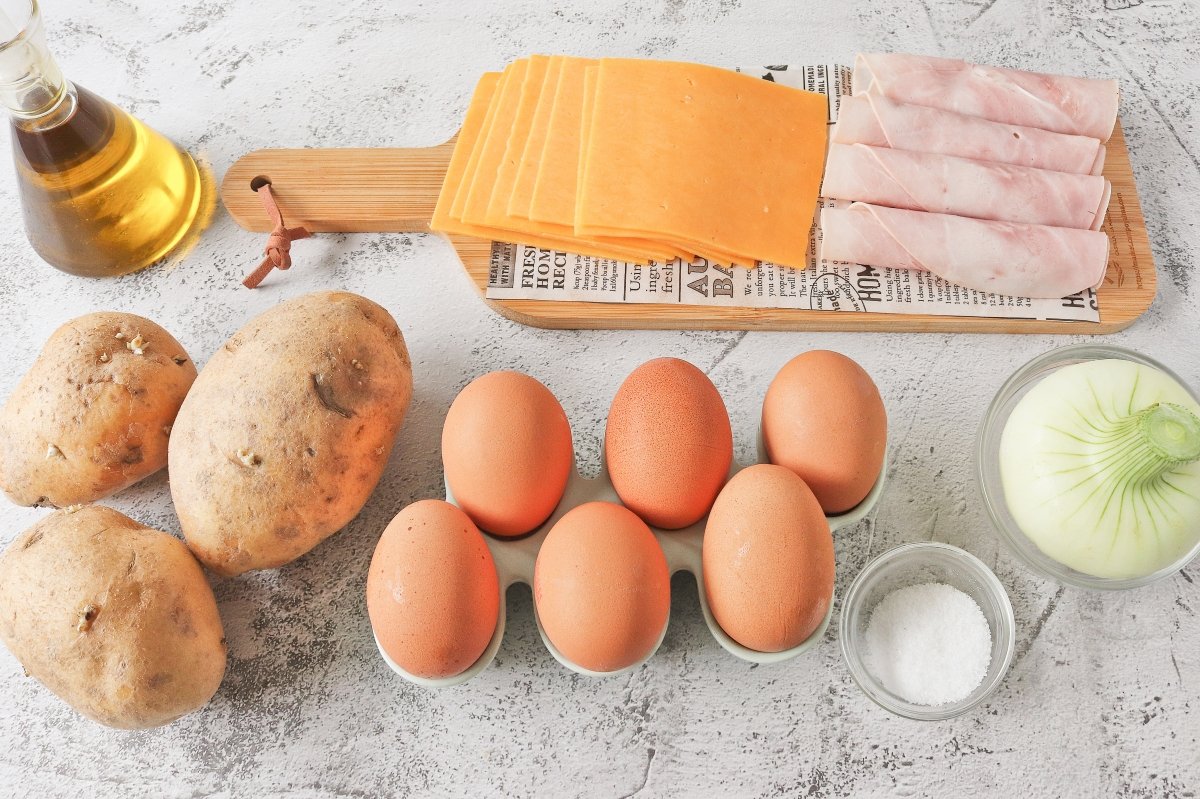 Ingredientes de la tortilla rellena de jamón y queso