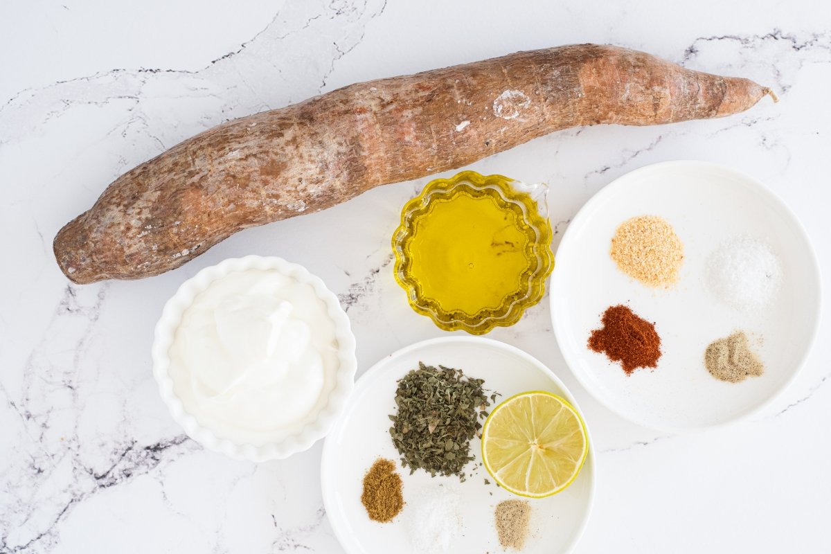 Ingredientes de la yuca en freidora de aire