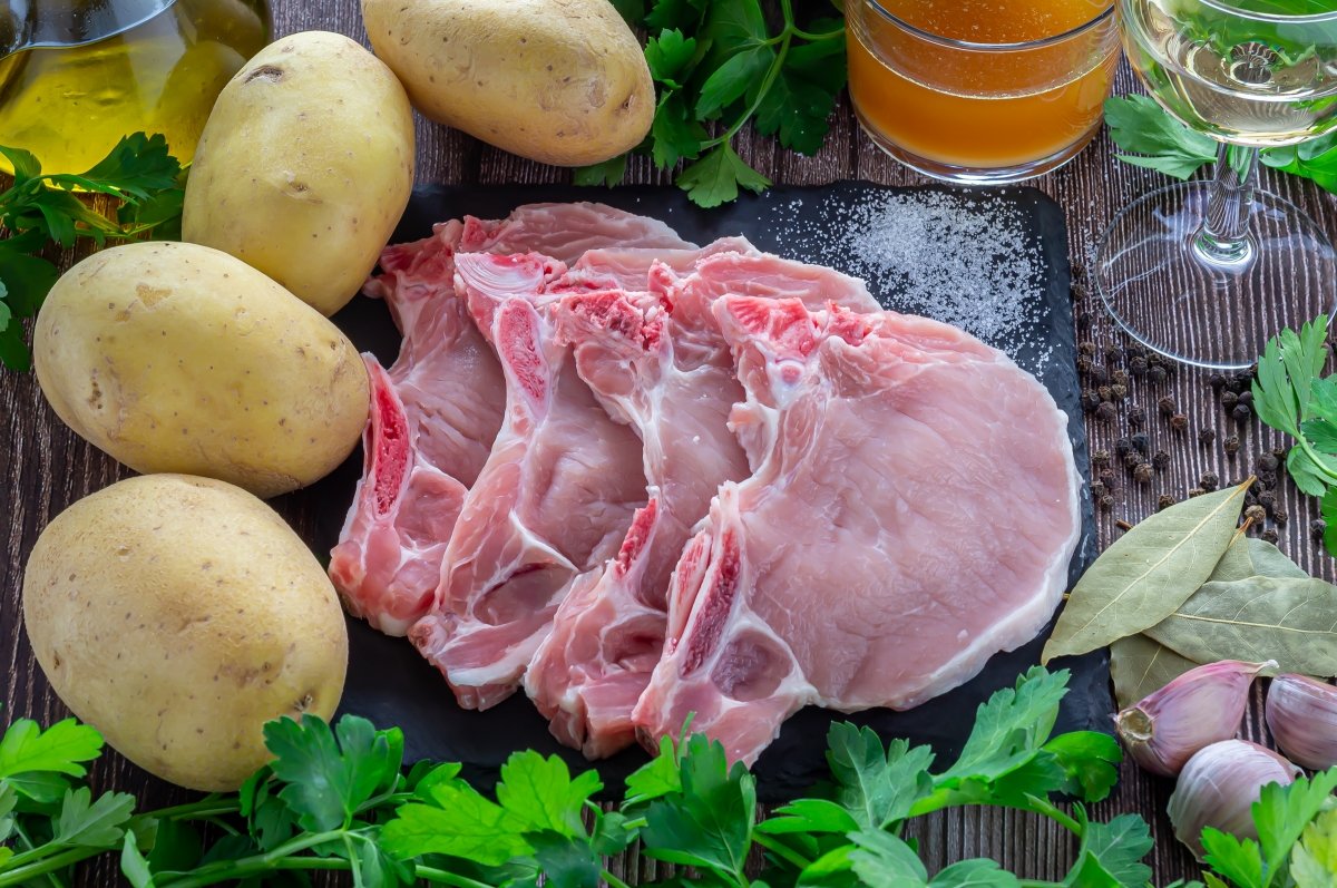 Ingredientes de las chuletas de cerdo al horno con patatas
