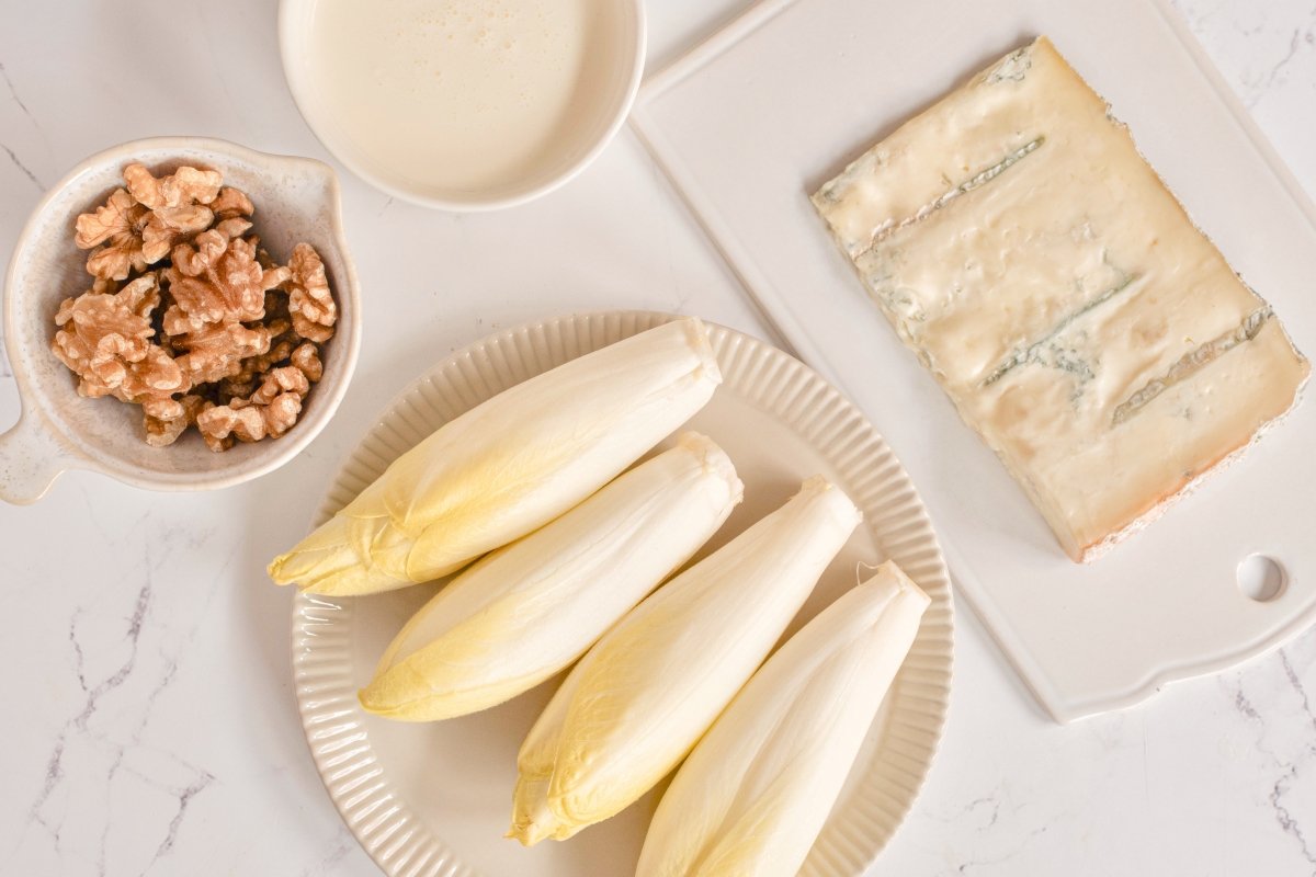 Ingredientes de las endivias con queso gorgonzola y nueces