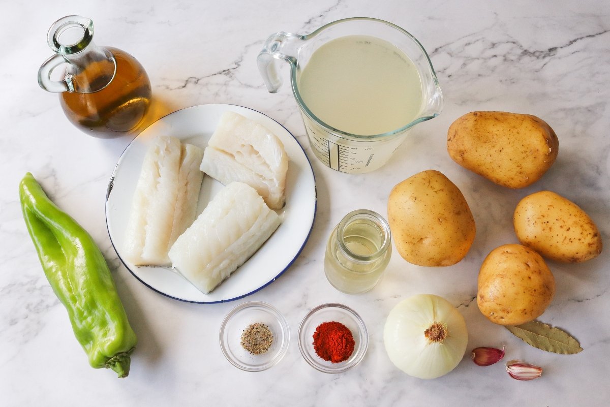 Ingredientes de las patatas aliñadas con bacalao