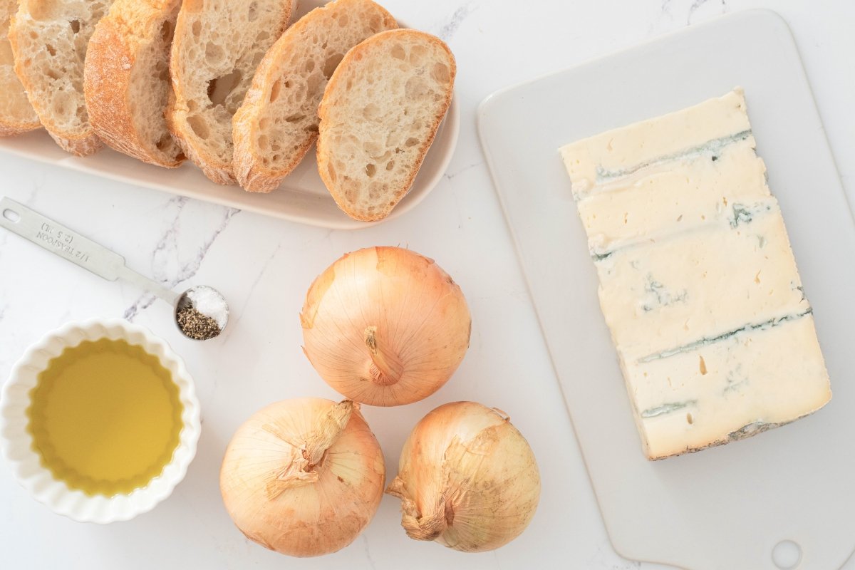 Ingredientes de las tostas de queso Gorgonzola y cebolla