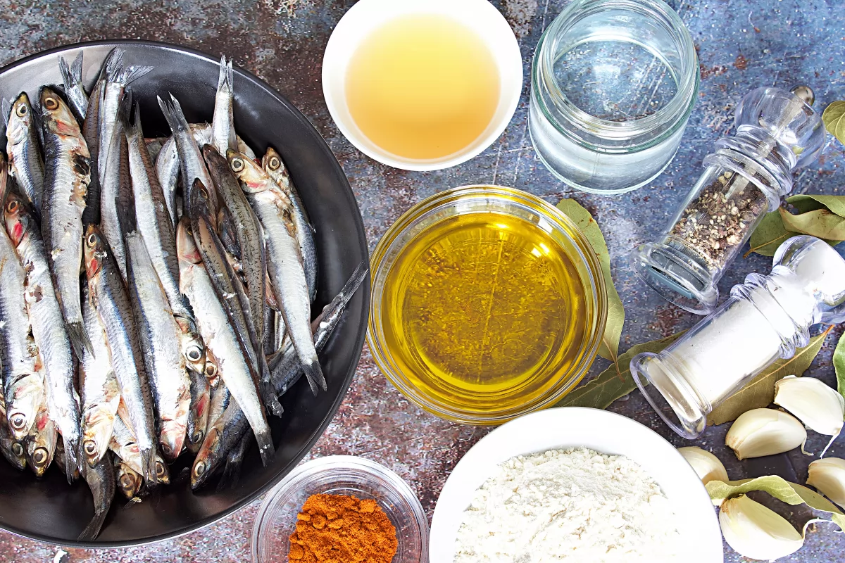 Ingredientes de los boquerones en escabeche